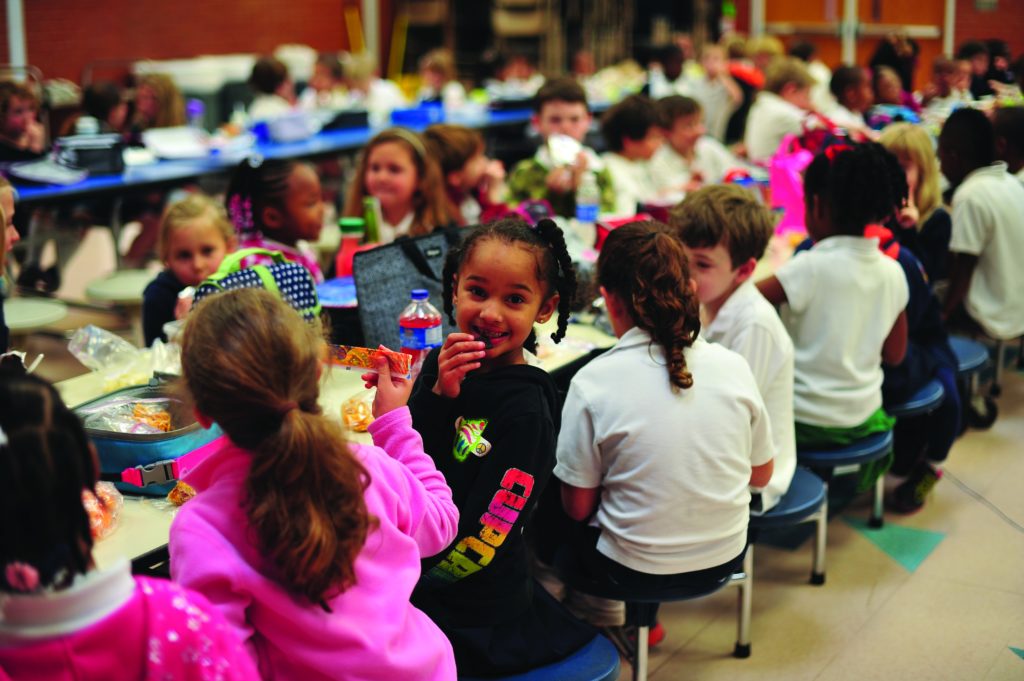 children eating lunch